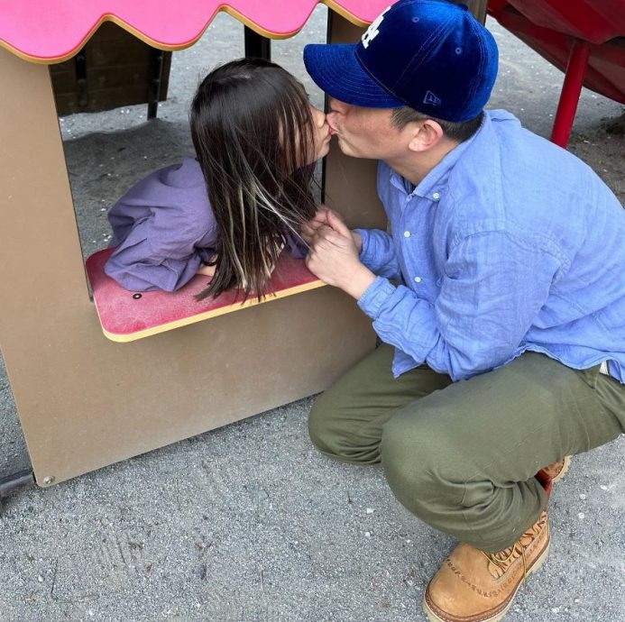 陈冠希嘴对嘴亲吻6岁女儿 网轰“姑娘都大了不好吧”