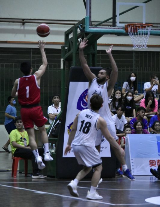 陈诗圣杯国际男篮赛|金群利挫新华摘首胜 隆战斗鸡2连胜闯半决赛