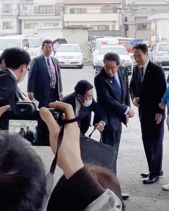 随扈秒甩「黑色公事包」护岸田 惊险片曝光