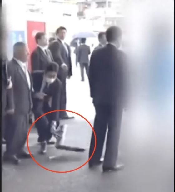 随扈秒甩「黑色公事包」护岸田 惊险片曝光