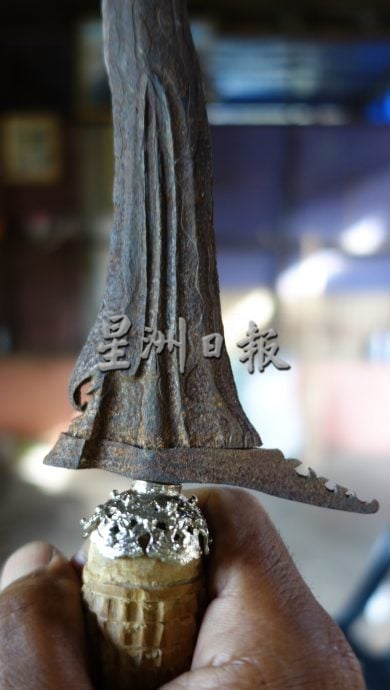 霹封底主文/:它的诞生/19日见报/马来短剑