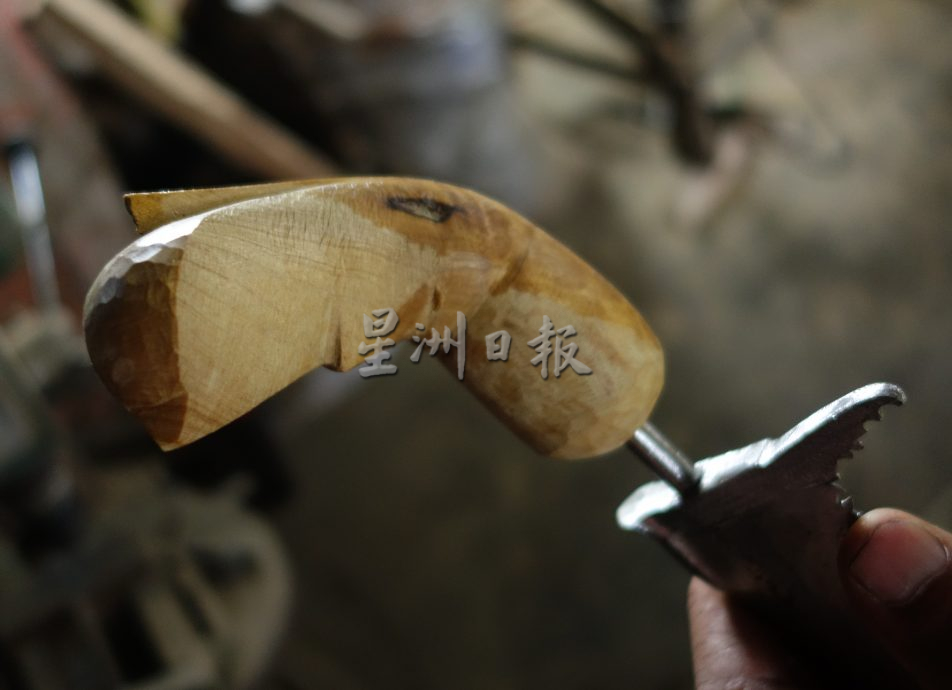 霹封底主文／:它的诞生/19日见报／马来短剑