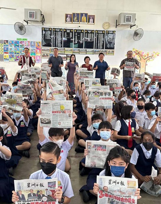 霹/第四版头/本报活动/鼓励培养阅报习惯 12人赞助星洲给民德华小学生