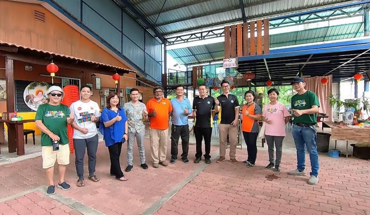 霹:备稿/安顺旅游协会协调 游果园尝素食纳旅程