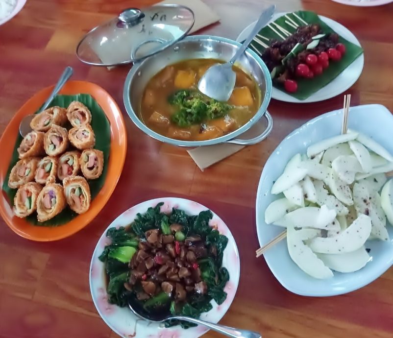 霹:备稿/安顺旅游协会协调 游果园尝素食纳旅程