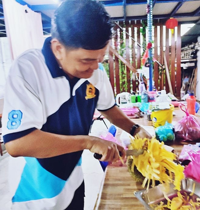 霹:备稿/安顺旅游协会协调 游果园尝素食纳旅程