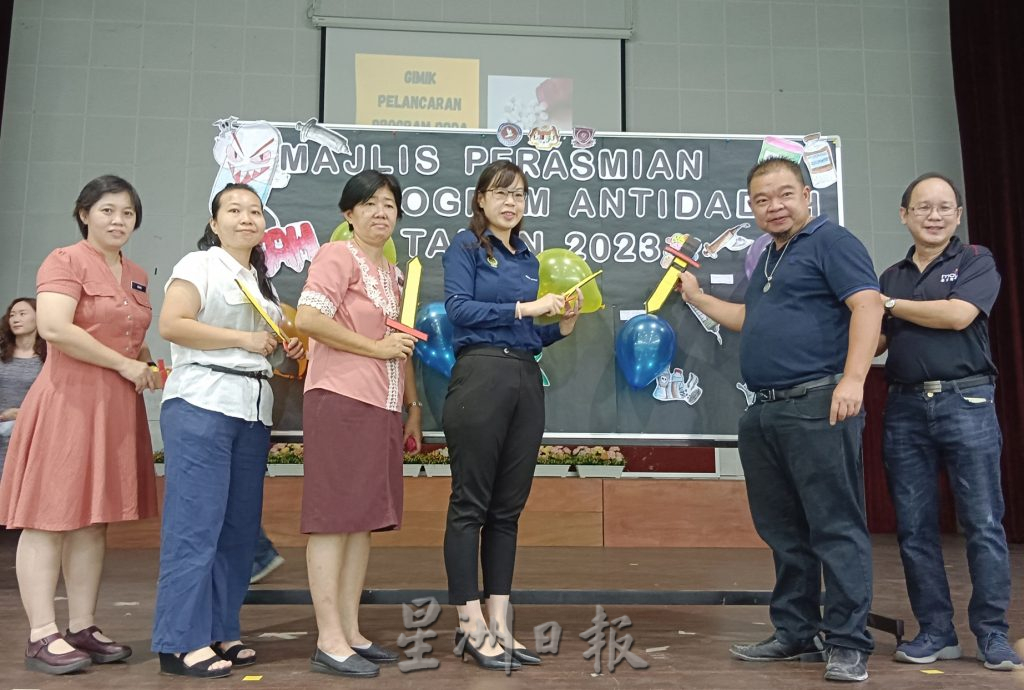 霹:学子版头/霹雳女中“情有毒终”反毒活动