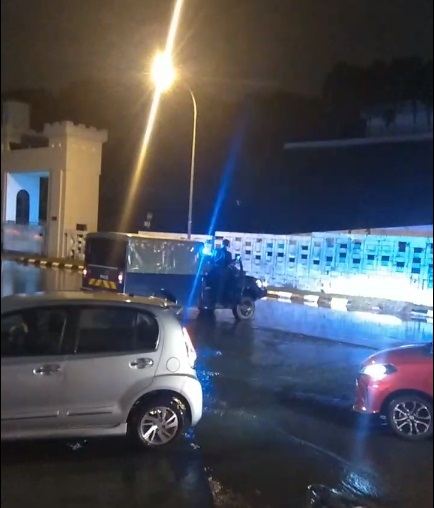 霹:已签/昨晚强风豪雨后,又发生水灾、积水和倒树