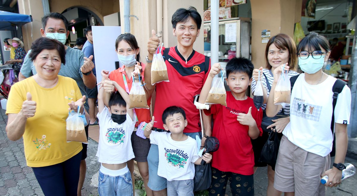 霹:未签网/封面主文/开斋节假期“食在怡保” 食肆热爆现排队人潮