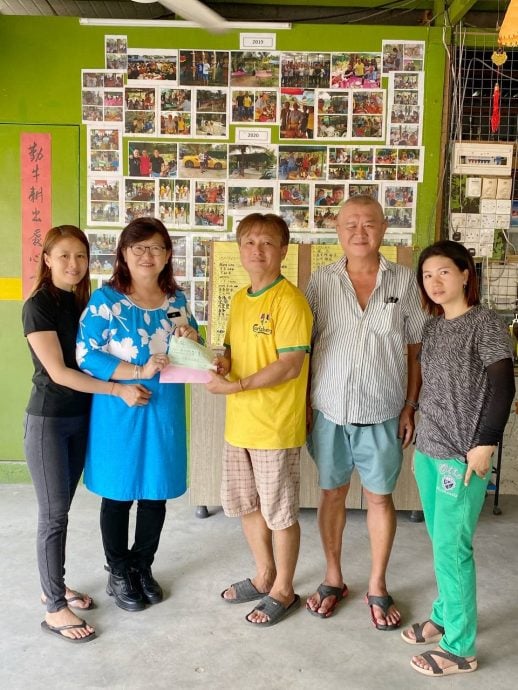 霹:端洛百利新村泼水节庆典