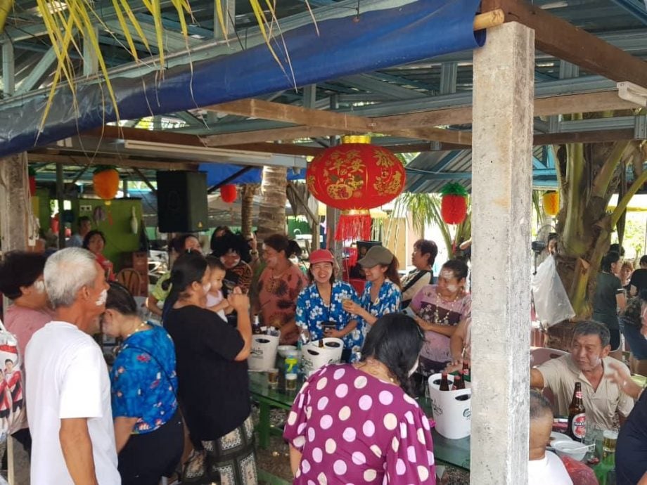 霹:端洛百利新村泼水节庆典