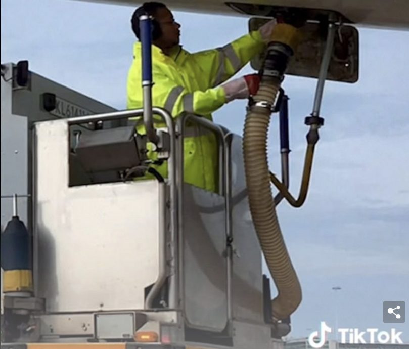 飞机师分享机上排泄系统  网民：不是丢大海吗？