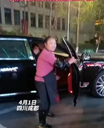 饭店洗碗阿姨“坐宾利上下班” 坦言不缺钱:一天不洗碗浑身难受