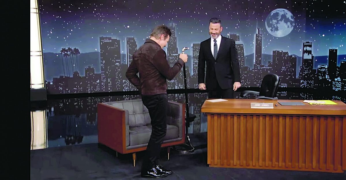 鹰眼撑拐杖上节目秀舞姿  曝瘦20磅成功戒烟