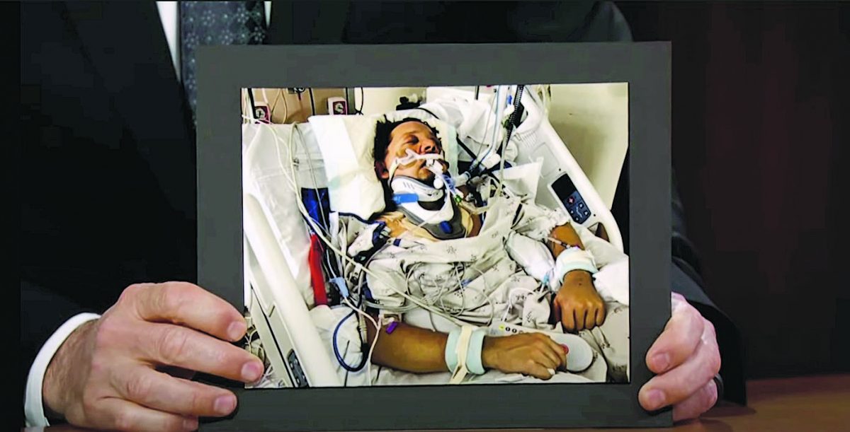 鹰眼撑拐杖上节目秀舞姿  曝瘦20磅成功戒烟