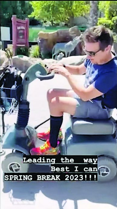 鹰眼撑拐杖上节目秀舞姿  曝瘦20磅成功戒烟