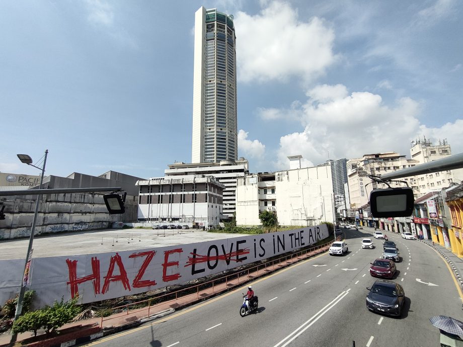 （全国版） 烟霾在空中 立陶宛画家恩尼斯新创作