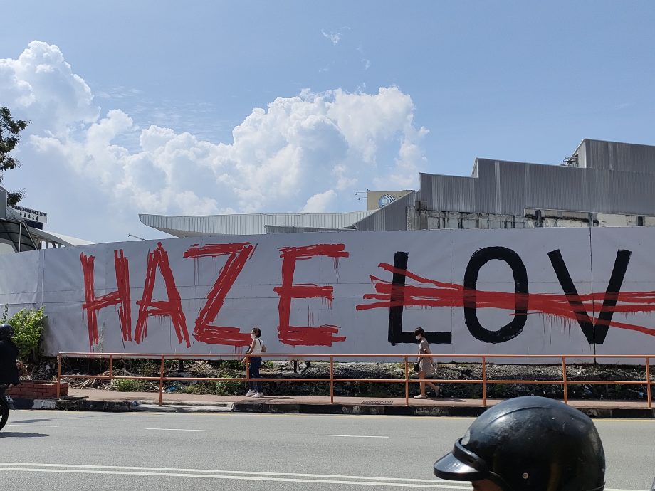 （全国版） 烟霾在空中 立陶宛画家恩尼斯新创作