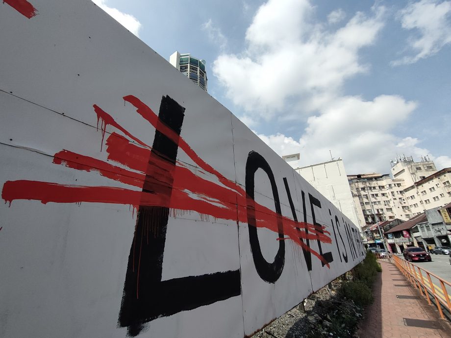 （全国版） 烟霾在空中 立陶宛画家恩尼斯新创作