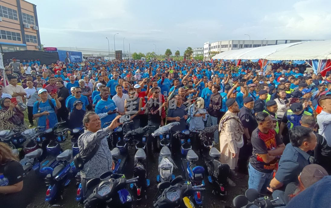 万人蓝潮,迎接首相兼希盟主席拿督斯里安华!