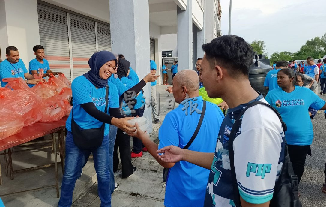 万人蓝潮,迎接首相兼希盟主席拿督斯里安华!