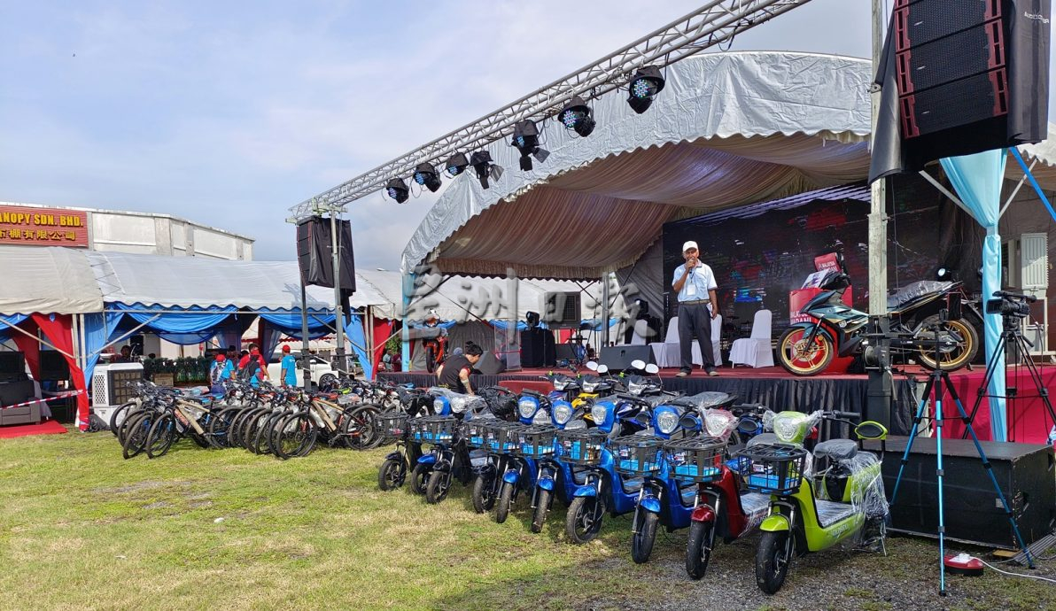 万人蓝潮,迎接首相兼希盟主席拿督斯里安华!