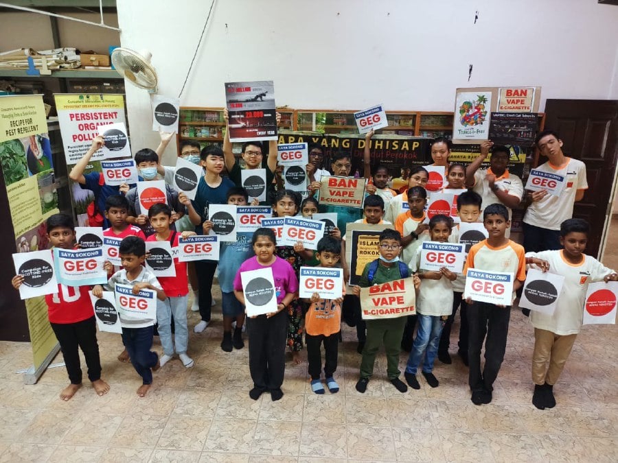 （全国版）儿童被诱吸电子烟 父亲兄长告知那是果汁