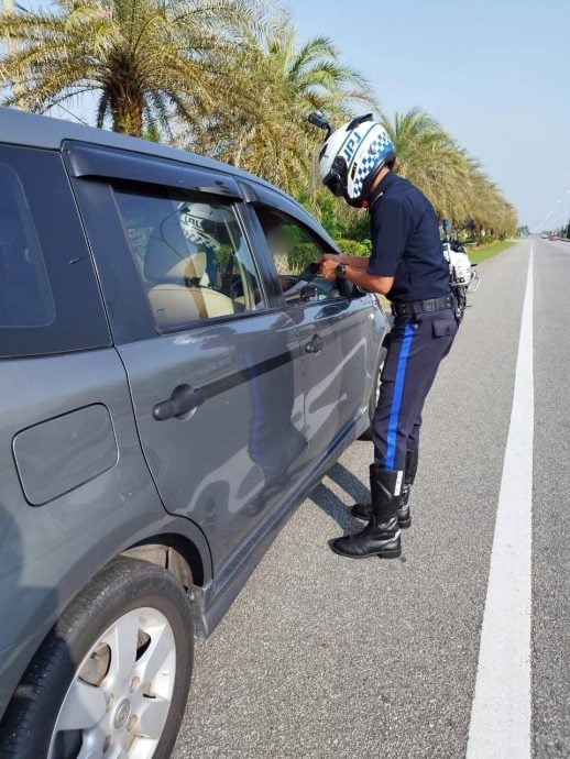 再有loqlaq司机！5司机闯红灯，被玻陆交局执法组逮正著，直接被控上庭