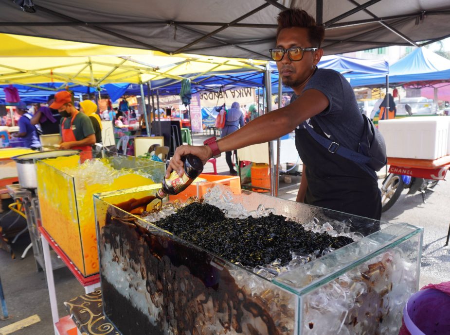 (全国版)去年已用鱼缸卖饮料没人注意,慕斯达津:不在意抨击,专心营业确保鱼缸乾净饮料安全饮用