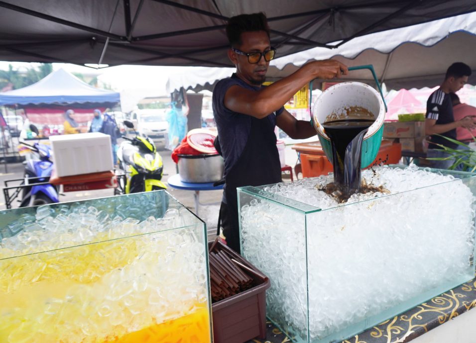 (全国版)去年已用鱼缸卖饮料没人注意,慕斯达津:不在意抨击,专心营业确保鱼缸乾净饮料安全饮用