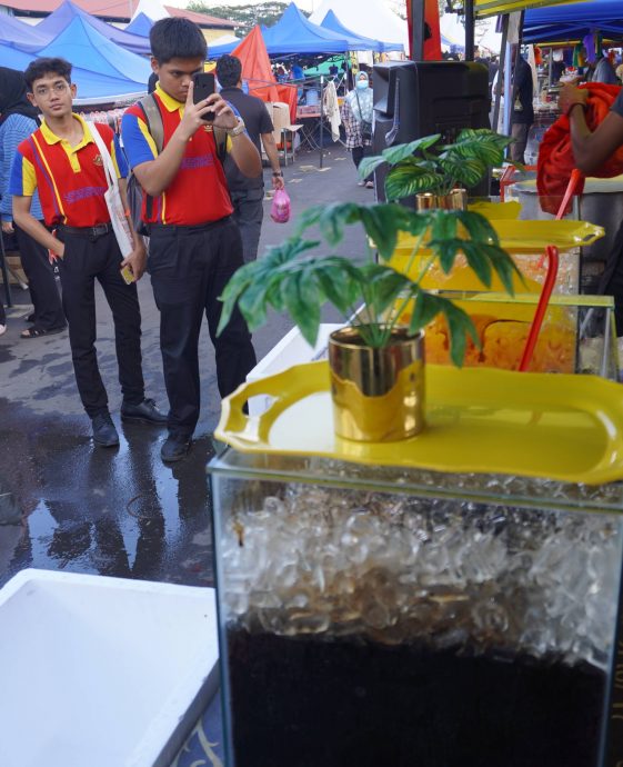 (全国版)去年已用鱼缸卖饮料没人注意,慕斯达津:不在意抨击,专心营业确保鱼缸乾净饮料安全饮用