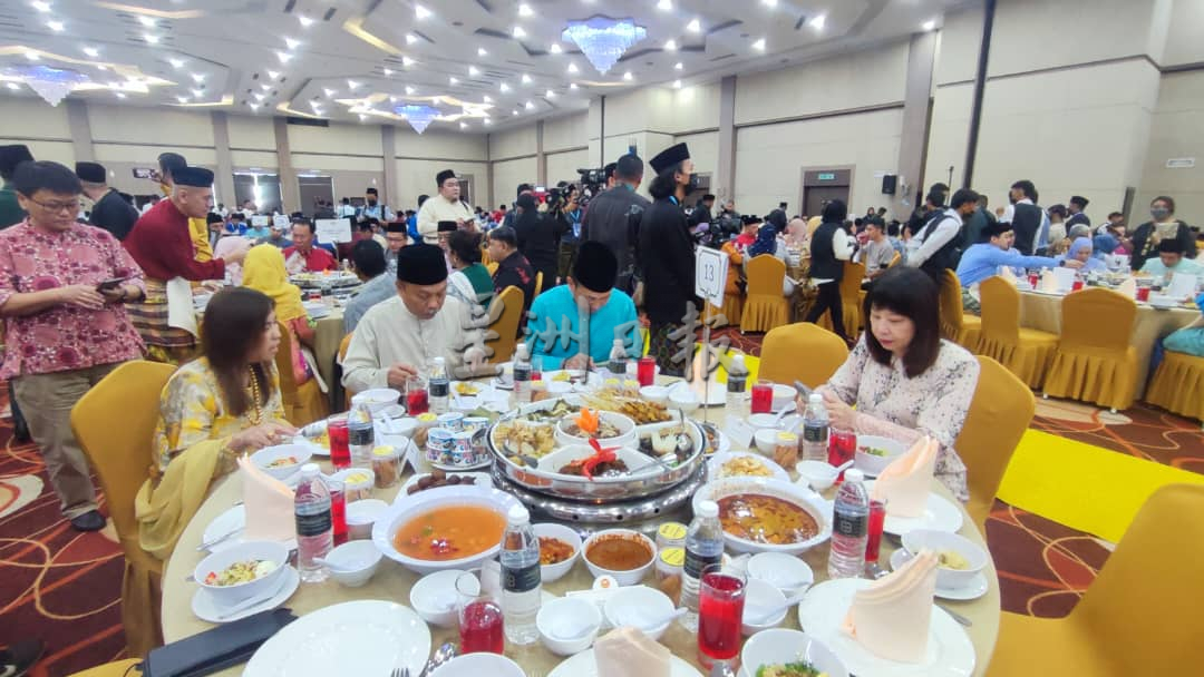 （全国版）吉大臣现身团结政府开斋节开放门户活动。