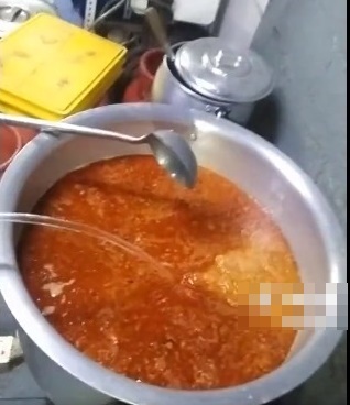 男子录视频煮蜥蜴咖哩给首相,警方接投报调查。