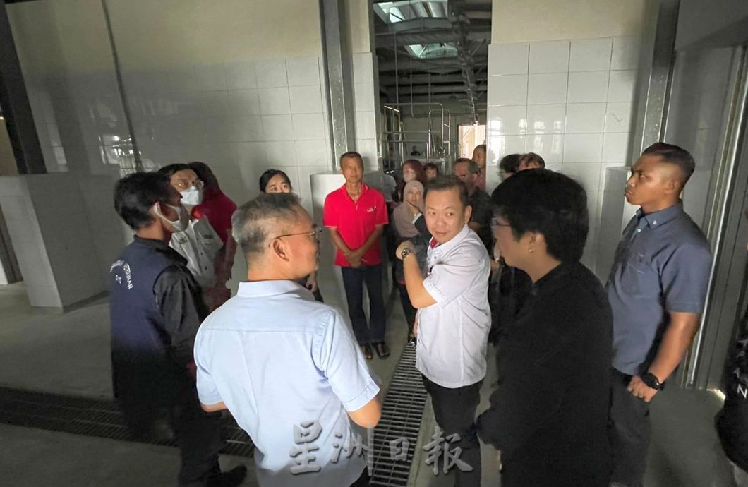 (古城封面主文)副农长与猪农交流·建议现代化养猪