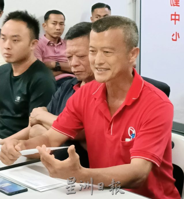 (古城封面主文)副农长与猪农交流·建议现代化养猪