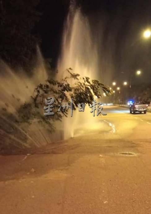 （古城封面主文）水管爆裂引发大路地陷15尺