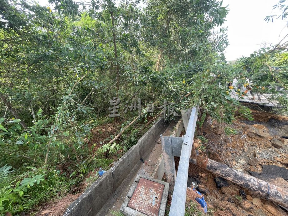 （古城封面主文）水管爆裂引发大路地陷15尺