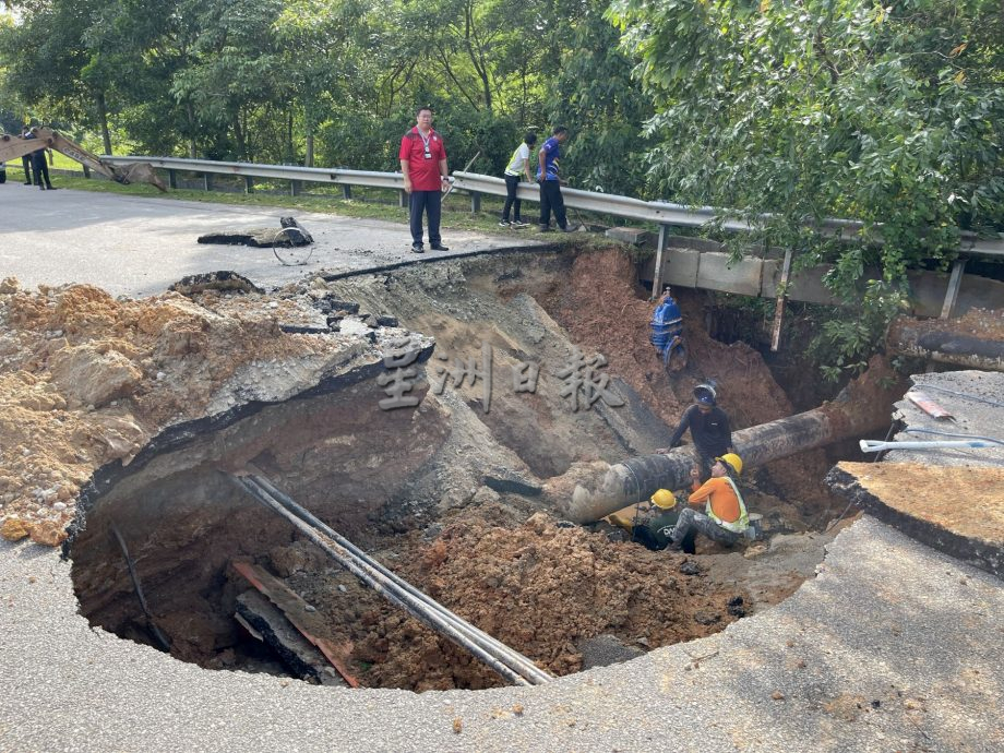 （古城封面主文）水管爆裂引发大路地陷15尺