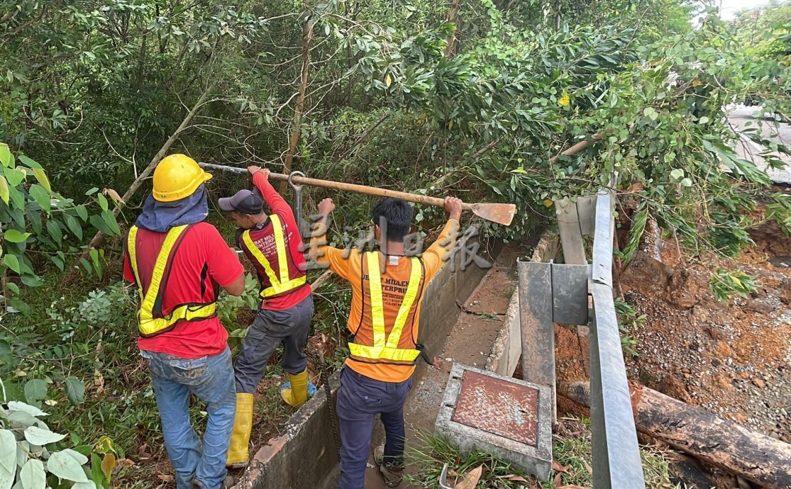 （古城封面主文）水管爆裂引发大路地陷15尺