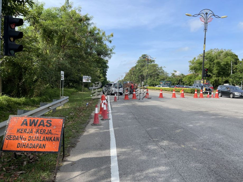 (古城封面主文)水管爆裂引发大路地陷15尺
