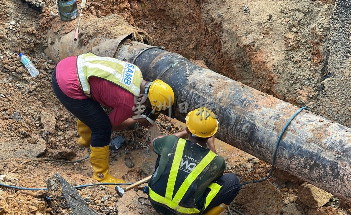 （古城封面主文）水管爆裂引发大路地陷15尺