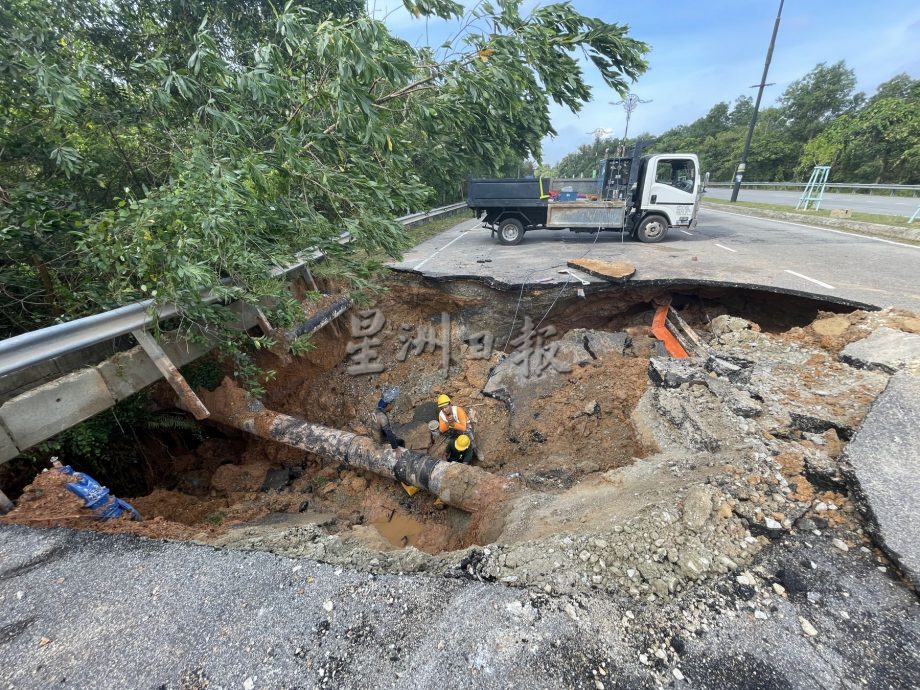 （古城封面主文）水管爆裂引发大路地陷15尺