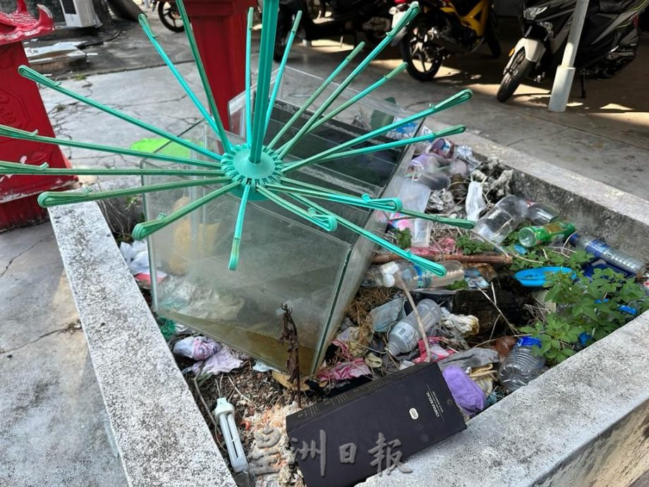 （古城封面主文）组屋卫生恶劣垃圾槽饱满 外劳高空丢垃圾车辆“中招”