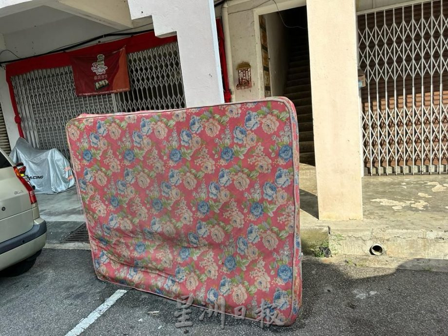 （古城封面主文）组屋卫生恶劣垃圾槽饱满 外劳高空丢垃圾车辆“中招”