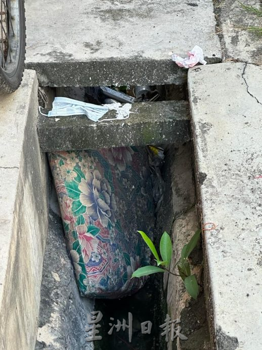 （古城封面主文）组屋卫生恶劣垃圾槽饱满 外劳高空丢垃圾车辆“中招”