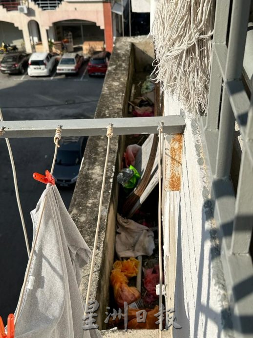 （古城封面主文）组屋卫生恶劣垃圾槽饱满 外劳高空丢垃圾车辆“中招”