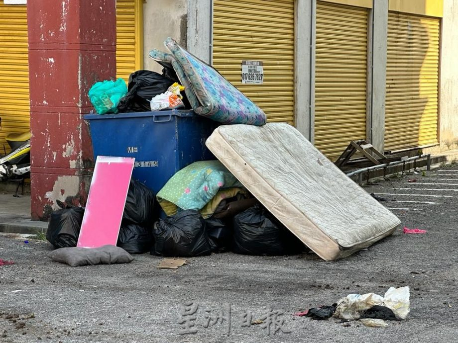 （古城封面主文）组屋卫生恶劣垃圾槽饱满 外劳高空丢垃圾车辆“中招”