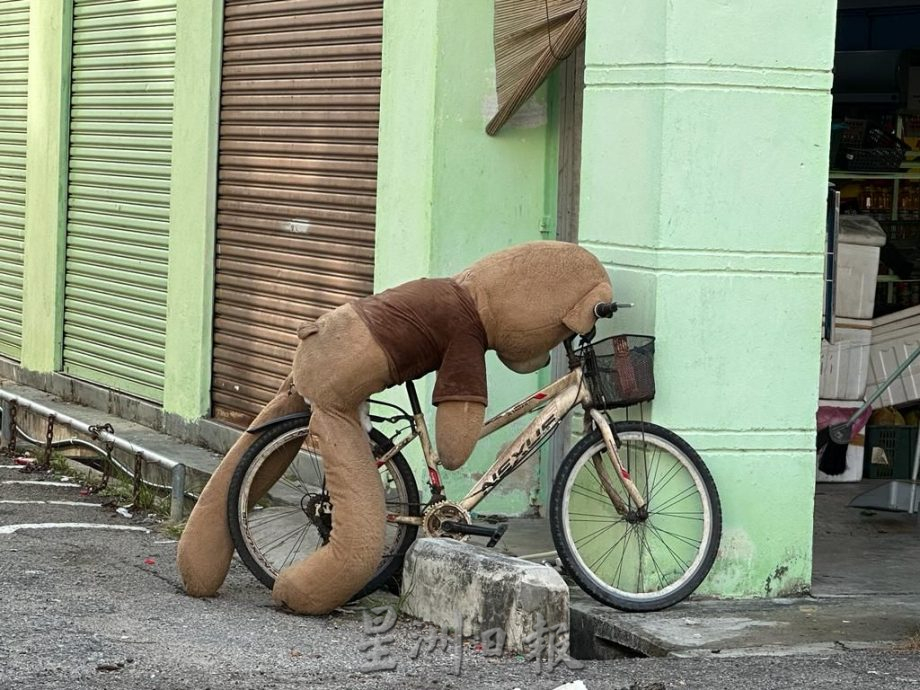 （古城封面主文）组屋卫生恶劣垃圾槽饱满 外劳高空丢垃圾车辆“中招”