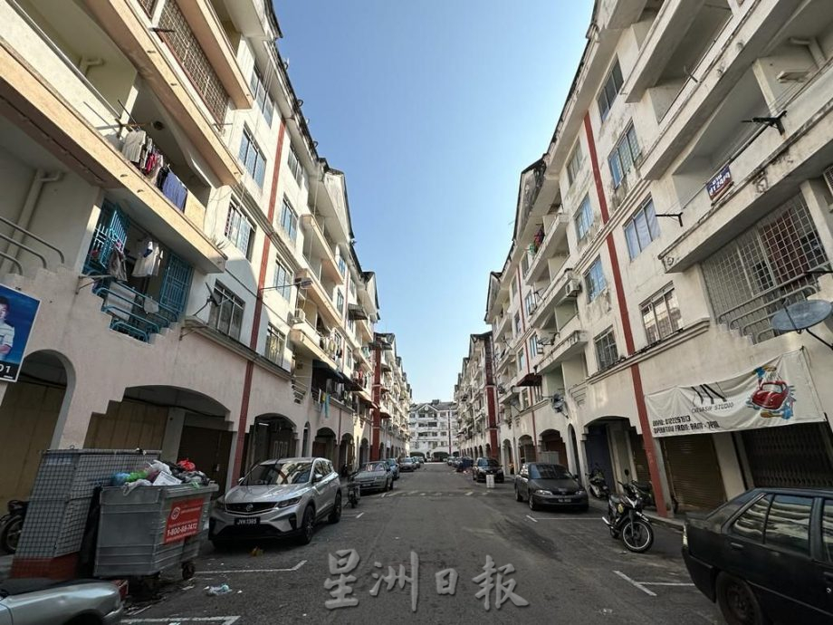 （古城封面主文）组屋卫生恶劣垃圾槽饱满 外劳高空丢垃圾车辆“中招”