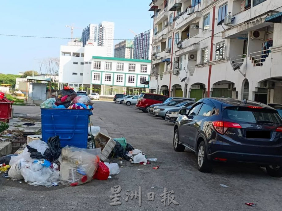 （古城封面主文）组屋卫生恶劣垃圾槽饱满 外劳高空丢垃圾车辆“中招”